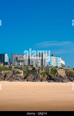 Tenby South Beach, Blick im Sommer auf einen Abschnitt von South Beach - ein attraktiver Sandstrand von 1,5km - in Tenby, Pembrokeshire, Wales Stockfoto