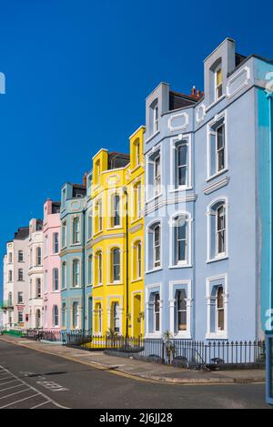 Farbenfrohe Häuser, Blick im Sommer auf farbenfrohe viktorianische Reihenhäuser an der Esplanade in der Küstenstadt Tenby, Pembrokeshire, Wales, Großbritannien Stockfoto