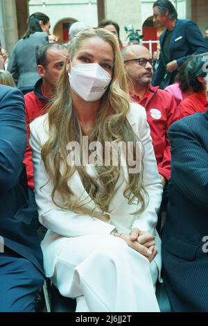 Madrid, Spanien - 02. Mai 2022, Esther Alcocer Koplowitz bei der Zeremonie zur Verleihung der Medaillen der Gemeinschaft Madrid und der Orden vom 2.. Mai in der Real Casa de Correos in Madrid. Mit diesen Auszeichnungen will die Gemeinschaft Madrid, wie jedes Jahr im Mai 2., 19 herausragende Persönlichkeiten und Einrichtungen der Zivilgesellschaft Madrids auszeichnen. Jeden 2.. Mai erinnert die Gemeinde Madrid an den ersten Volksaufstand gegen die napoleonischen Truppen, der zum Unabhängigkeitskrieg führte. Kredit: SOPA Images Limited/Alamy Live Nachrichten Stockfoto