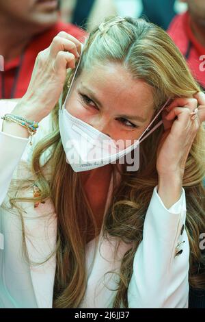 Madrid, Spanien - 02. Mai 2022, Esther Alcocer Koplowitz bei der Zeremonie zur Verleihung der Medaillen der Gemeinschaft Madrid und der Orden vom 2.. Mai in der Real Casa de Correos in Madrid. Mit diesen Auszeichnungen will die Gemeinschaft Madrid, wie jedes Jahr im Mai 2., 19 herausragende Persönlichkeiten und Einrichtungen der Zivilgesellschaft Madrids auszeichnen. Jeden 2.. Mai erinnert die Gemeinde Madrid an den ersten Volksaufstand gegen die napoleonischen Truppen, der zum Unabhängigkeitskrieg führte. Kredit: SOPA Images Limited/Alamy Live Nachrichten Stockfoto