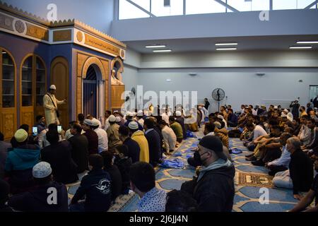 Athen, Griechenland, 2. Mai 2022. Gläubige versammeln sich, um Eid al-Fitr-Gebet in der offiziellen Moschee der griechischen Hauptstadt durchzuführen. Quelle: Dimitris Aspiotis / Alamy Live News Stockfoto