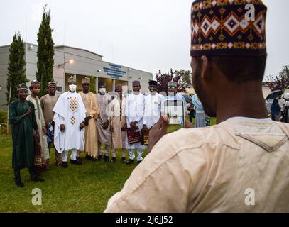 Athen, Griechenland, 2. Mai 2022. Gläubige versammeln sich, um Eid al-Fitr-Gebet in der offiziellen Moschee der griechischen Hauptstadt durchzuführen. Quelle: Dimitris Aspiotis / Alamy Live News Stockfoto