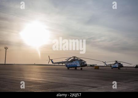 Aktau, Kasachstan - 21. Mai 2012: Helikopter am schönen blauen Himmel mit wolkenbewölkter Hintergrund. Stockfoto