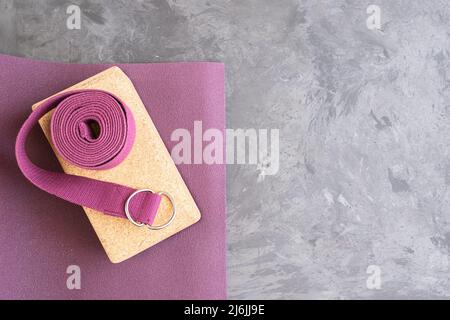 Yoga Matte Kork Block und Yoga Gurt öffnen. Yoga Praxis Requisiten Hintergrund. Kopieren Sie Platz. Stockfoto