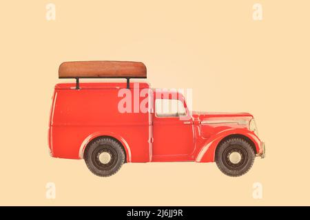 Retro-Stil Bild von einem Vintage-kleinen Lieferwagen mit Holz leeren Schild auf der Oberseite Stockfoto