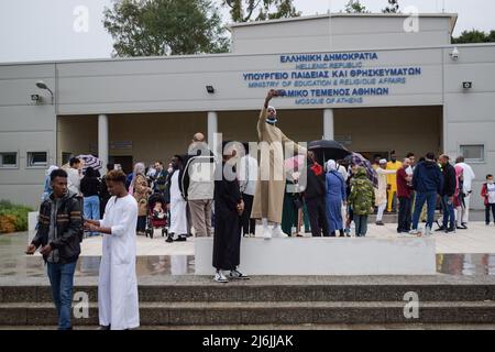 Athen, Griechenland, 2. Mai 2022. Gläubige versammeln sich, um Eid al-Fitr-Gebet in der offiziellen Moschee der griechischen Hauptstadt durchzuführen. Quelle: Dimitris Aspiotis / Alamy Live News Stockfoto