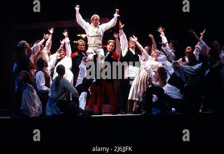 Ensemble in BERNADETTE: The People’s Musical at the Dominion Theatre, London W1 21/06/1990 Musik: Gwyn Hughes Libretto: Maureen Hughes Bühnenbild: Martin Collins Kostüme: Lynda Yong Beleuchtung: Peter Zygadio Choreographie: Pat Dennison Regie: Ernest Maxin Stockfoto