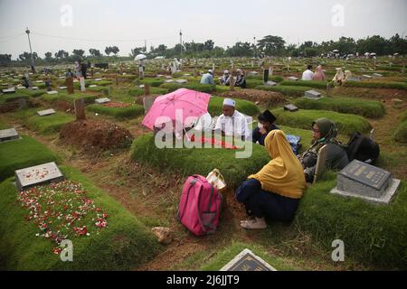 2. Mai 2022, Jakarta, Jakarta Capital Special Region, Indonesien: Eine Reihe von Einwohnern pilgern zu den Gräbern von Verwandten während der Feier des Eid Al-Fitr 1443 Hijri, am Sondergrab für die Opfer von Covid-19, Rorotan Public Cemetery, Cilincing, Jakarta, Indonesien. Die diesjährige Eid al-Fitr-Feier wurde von einer Reihe von Muslimen genutzt, um Wallfahrten zu machen und für ihre Familien zu beten, die gemäß dem Covid-19-Protokoll begraben wurden. (Bild: © Kuncoro Widyo Rumpoko/Pacific Press via ZUMA Press Wire) Stockfoto