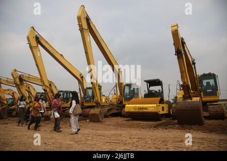 2. Mai 2022, Jakarta, Jakarta Capital Special Region, Indonesien: Eine Reihe von Einwohnern pilgern zu den Gräbern von Verwandten während der Feier des Eid Al-Fitr 1443 Hijri, am Sondergrab für die Opfer von Covid-19, Rorotan Public Cemetery, Cilincing, Jakarta, Indonesien. Die diesjährige Eid al-Fitr-Feier wurde von einer Reihe von Muslimen genutzt, um Wallfahrten zu machen und für ihre Familien zu beten, die gemäß dem Covid-19-Protokoll begraben wurden. (Bild: © Kuncoro Widyo Rumpoko/Pacific Press via ZUMA Press Wire) Stockfoto