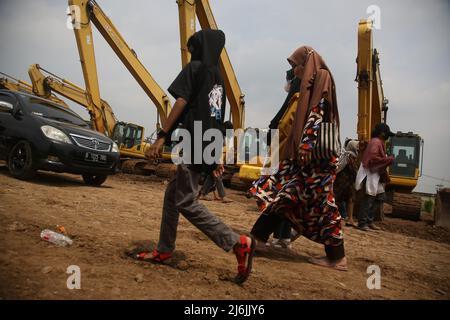 2. Mai 2022, Jakarta, Jakarta Capital Special Region, Indonesien: Eine Reihe von Einwohnern pilgern zu den Gräbern von Verwandten während der Feier des Eid Al-Fitr 1443 Hijri, am Sondergrab für die Opfer von Covid-19, Rorotan Public Cemetery, Cilincing, Jakarta, Indonesien. Die diesjährige Eid al-Fitr-Feier wurde von einer Reihe von Muslimen genutzt, um Wallfahrten zu machen und für ihre Familien zu beten, die gemäß dem Covid-19-Protokoll begraben wurden. (Bild: © Kuncoro Widyo Rumpoko/Pacific Press via ZUMA Press Wire) Stockfoto