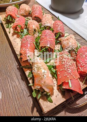Italienisches Sushi, frische Fischbrötchen sowie Käse und Sesam Stockfoto