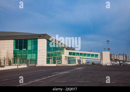 Aktau, Kasachstan - 21. Mai 2012: Gebäude des internationalen Flughafens Aktau (links), Passagiergalerie und Gangway rechts. Stockfoto