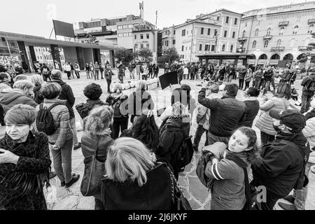 Sanremo, Italien, 20/11/2021: Italienische Bürger vereint, um auf den Straßen gegen das Gesetz des Grünen Passes zu demonstrieren, journalistische Reportage Stockfoto