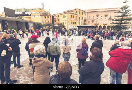 Sanremo, Italien, 20/11/2021: Italienische Bürger vereint, um auf den Straßen gegen das Gesetz des Grünen Passes zu demonstrieren, journalistische Reportage Stockfoto