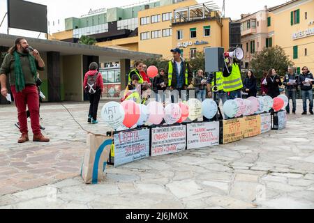 Sanremo, Italien, 20/11/2021: Italienische Bürger vereint, um auf den Straßen gegen das Gesetz des Grünen Passes zu demonstrieren, journalistische Reportage Stockfoto