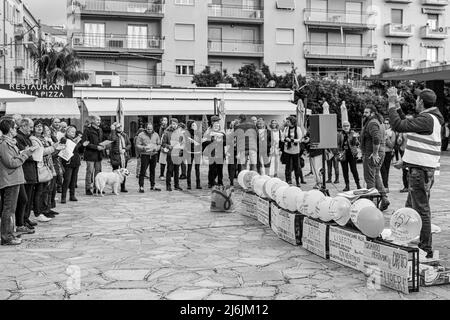 Sanremo, Italien, 20/11/2021: Italienische Bürger vereint, um auf den Straßen gegen das Gesetz des Grünen Passes zu demonstrieren, journalistische Reportage Stockfoto