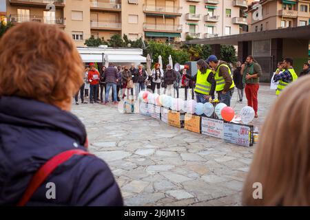 Sanremo, Italien, 20/11/2021: Italienische Bürger vereint, um auf den Straßen gegen das Gesetz des Grünen Passes zu demonstrieren, journalistische Reportage Stockfoto