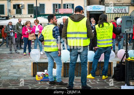 Sanremo, Italien, 20/11/2021: Italienische Bürger vereint, um auf den Straßen gegen das Gesetz des Grünen Passes zu demonstrieren, journalistische Reportage Stockfoto