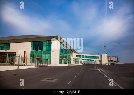 Aktau, Kasachstan - 21. Mai 2012: Gebäude des internationalen Flughafens Aktau (links), Passagiergalerie und Gangway rechts. Stockfoto