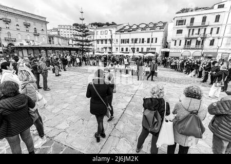 Sanremo, Italien, 20/11/2021: Italienische Bürger vereint, um auf den Straßen gegen das Gesetz des Grünen Passes zu demonstrieren, journalistische Reportage Stockfoto