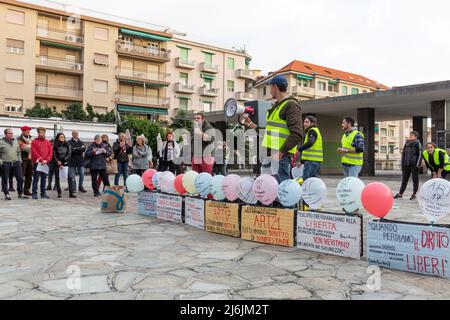 Sanremo, Italien, 20/11/2021: Italienische Bürger vereint, um auf den Straßen gegen das Gesetz des Grünen Passes zu demonstrieren, journalistische Reportage Stockfoto