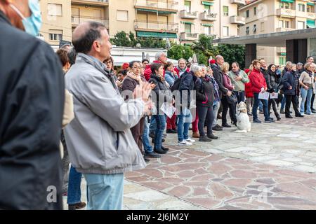 Sanremo, Italien, 20/11/2021: Italienische Bürger vereint, um auf den Straßen gegen das Gesetz des Grünen Passes zu demonstrieren, journalistische Reportage Stockfoto