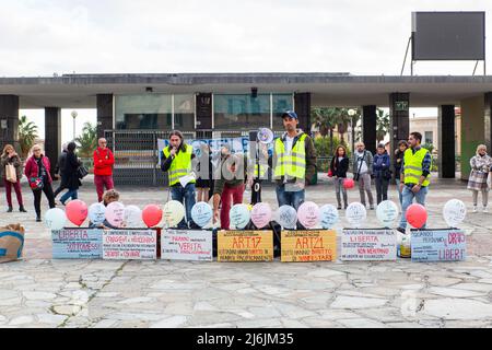 Sanremo, Italien, 20/11/2021: Italienische Bürger vereint, um auf den Straßen gegen das Gesetz des Grünen Passes zu demonstrieren, journalistische Reportage Stockfoto