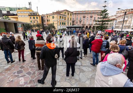 Sanremo, Italien, 20/11/2021: Italienische Bürger vereint, um auf den Straßen gegen das Gesetz des Grünen Passes zu demonstrieren, journalistische Reportage Stockfoto