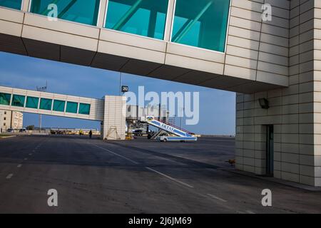 Aktau, Kasachstan - 21. Mai 2012: Internationaler Flughafen Aktau. Passagiergalerien und Gangway. Mobiler Gangway auf dem Feld. Stockfoto