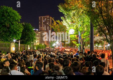 Osaka, Japan - 25. Juli 2015: Eine dichte Menschenmenge packt beim Tenjin Matisuri Sommerfest die Straße Stockfoto
