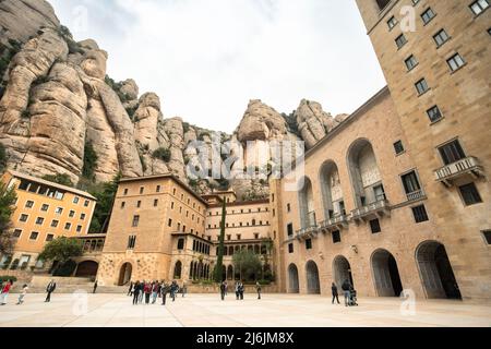 Montserrat, Spanien - 20. April 2022: Blick auf das Monserrat-Kloster in den Bergen Kataloniens mit Besuchern. Stockfoto