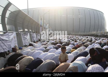 2. Mai 2022, Jakarta, Indonesien: Rund zehntausende Muslime führen Eid-Gebet 1443 Hijri im Jakarta International Stadium (JIS), Tanjung Priok, Nord-Jakarta, Indonesien, durch. Zum ersten Mal wurde JIS für das Eid-Gebet verwendet, es war ein historischer Moment. Weil sie an einem neuen Ort abgehalten wurde und einen Sieg nach zwei Jahren, in denen sie von der Covid-19-Pandemie betroffen war, bedeutete. (Bild: © Kuncoro Widyo Rumpoko/Pacific Press via ZUMA Press Wire) Stockfoto