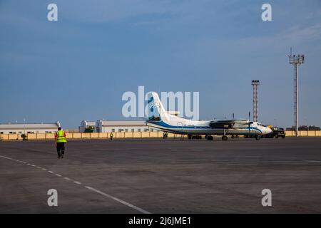 Aktau, Kasachstan - 21. Mai 2012: Internationaler Flughafen Aktau. Sowjetisches Passagierflugzeug Antonow-24 auf dem Feld. Blauer Himmel. Stockfoto