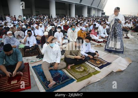 2. Mai 2022, Jakarta, Indonesien: Rund zehntausende Muslime führen Eid-Gebet 1443 Hijri im Jakarta International Stadium (JIS), Tanjung Priok, Nord-Jakarta, Indonesien, durch. Zum ersten Mal wurde JIS für das Eid-Gebet verwendet, es war ein historischer Moment. Weil sie an einem neuen Ort abgehalten wurde und einen Sieg nach zwei Jahren, in denen sie von der Covid-19-Pandemie betroffen war, bedeutete. (Bild: © Kuncoro Widyo Rumpoko/Pacific Press via ZUMA Press Wire) Stockfoto