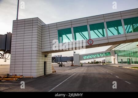 Aktau, Kasachstan - 21. Mai 2012: Internationaler Flughafen Aktau. Passagiergalerien und Gangway. Stockfoto