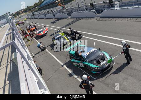 30. April 2022. Estoril, Portugal. Einige Autos der Runde 1 der International GT Open © Alexandre de Sousa/Alamy Live News Stockfoto