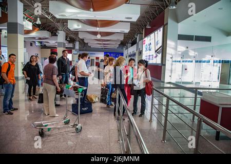 Aktau, Kasachstan - 21. Mai 2012: Moderner Flughafen Aktau. Passagiere, die an Bord warten Stockfoto