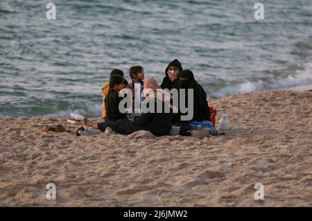 Die palästinensische Familie bricht ihr Fasten mit iftar am letzten Tag des heiligen Monats Ramadan am Ufer des Mittelmeers in Gaza-Stadt. (Foto von Yousef Masoud / SOPA Images/Sipa USA) Stockfoto