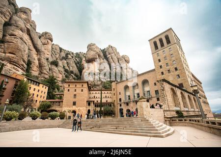 Montserrat, Spanien - 20. April 2022: Blick auf das Monserrat-Kloster in den Bergen Kataloniens mit Besuchern. Stockfoto