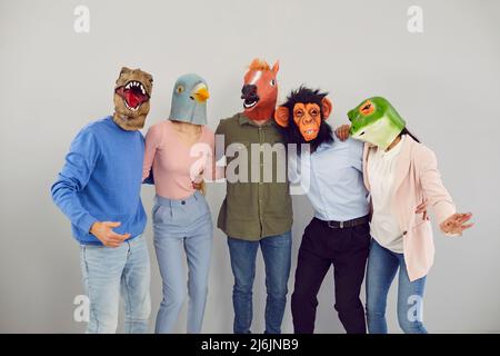 Coole, vielfältige Menschen in Tiermasken haben Spaß Stockfoto