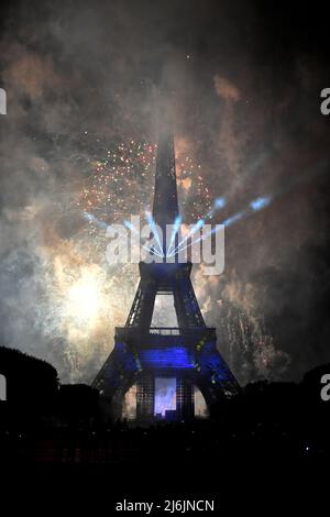 Feuerwerk auf dem Eiffelturm in Paris für den französischen Nationalfeiertag eifel feu d'artificce Stockfoto