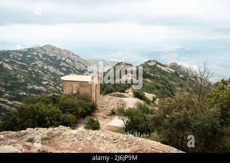 Kapelle der Heiligen Johanna oberhalb von Monserrat in den Bergen von Katalonien in Spanien Stockfoto