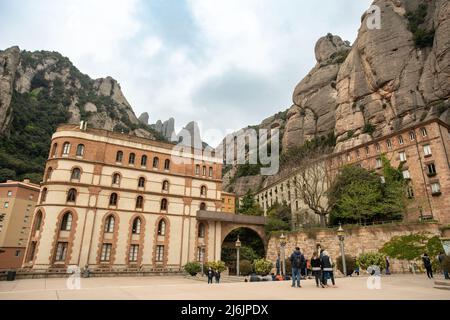 Montserrat, Spanien - 20. April 2022: Blick auf das Monserrat-Kloster in den Bergen Kataloniens mit Besuchern. Stockfoto