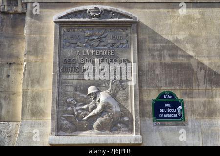 Tribut an die gefallenen französischen Ärzte während des Ersten Weltkriegs - Rue de L'Ecole de Médecine - Paris - Frankreich Stockfoto