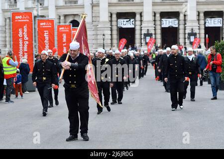 Wien, Österreich. 1. Mai 2022 Mai-Rallye der SPÖ in Wien am Rathausplatz. Am Sonntag, dem 1. Mai 2022, lädt die SPÖ Wien nach einer zweijährigen Pause aufgrund der Pandemie erneut zur traditionellen Mai-Parade auf dem Wiener Rathausplatz ein, unter dem Motto "entschlossen den Weg Wiens gehen". Stockfoto