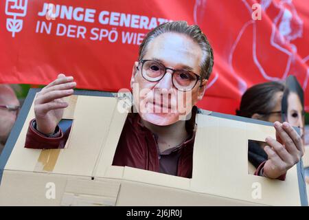 Wien, Österreich. 1. Mai 2022 Mai-Rallye der SPÖ in Wien am Rathausplatz. Am Sonntag, dem 1. Mai 2022, lädt die SPÖ Wien nach einer zweijährigen Pause aufgrund der Pandemie erneut zur traditionellen Mai-Parade auf dem Wiener Rathausplatz ein, unter dem Motto "entschlossen den Weg Wiens gehen". Das Bild zeigt die junge Generation der SPÖ Wien mit einer Heinz Christian Strache Maske Stockfoto