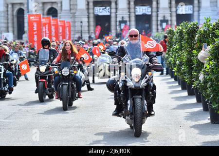 Wien, Österreich. 1. Mai 2022 Mai-Rallye der SPÖ in Wien am Rathausplatz. Am Sonntag, dem 1. Mai 2022, lädt die SPÖ Wien nach einer zweijährigen Pause aufgrund der Pandemie erneut zur traditionellen Mai-Parade auf dem Wiener Rathausplatz ein, unter dem Motto "entschlossen den Weg Wiens gehen". Stockfoto