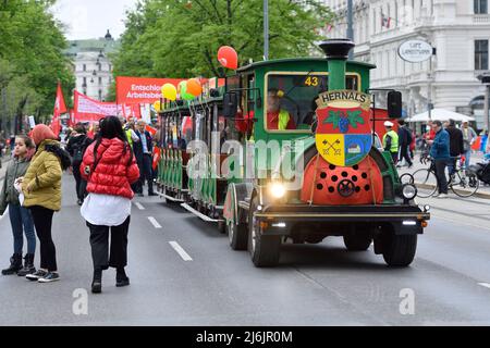 Wien, Österreich. 1. Mai 2022 Mai-Rallye der SPÖ in Wien am Rathausplatz. Am Sonntag, dem 1. Mai 2022, lädt die SPÖ Wien nach einer zweijährigen Pause aufgrund der Pandemie erneut zur traditionellen Mai-Parade auf dem Wiener Rathausplatz ein, unter dem Motto "entschlossen den Weg Wiens gehen". Stockfoto