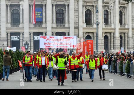 Wien, Österreich. 1. Mai 2022 Mai-Rallye der SPÖ in Wien am Rathausplatz. Am Sonntag, dem 1. Mai 2022, lädt die SPÖ Wien nach einer zweijährigen Pause aufgrund der Pandemie erneut zur traditionellen Mai-Parade auf dem Wiener Rathausplatz ein, unter dem Motto "entschlossen den Weg Wiens gehen". Das Bild zeigt ein Banner mit der Aufschrift „Wir kämpfen für jeden Job! Stockfoto