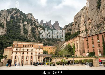 Montserrat, Spanien - 20. April 2022: Blick auf das Monserrat-Kloster in den Bergen Kataloniens mit Besuchern. Stockfoto